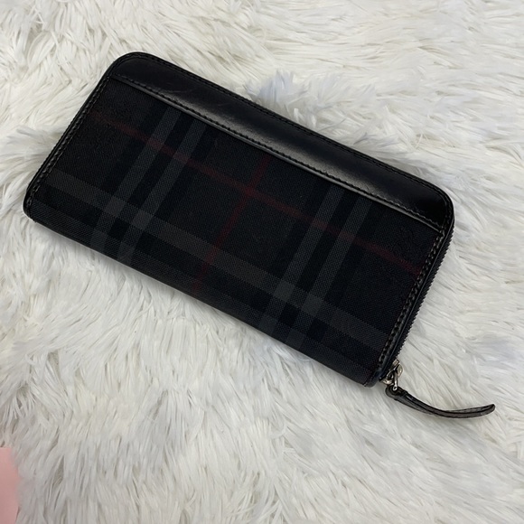 BURBERRY LONDON ZIP AROUND WALLET - Picture 3 of 12